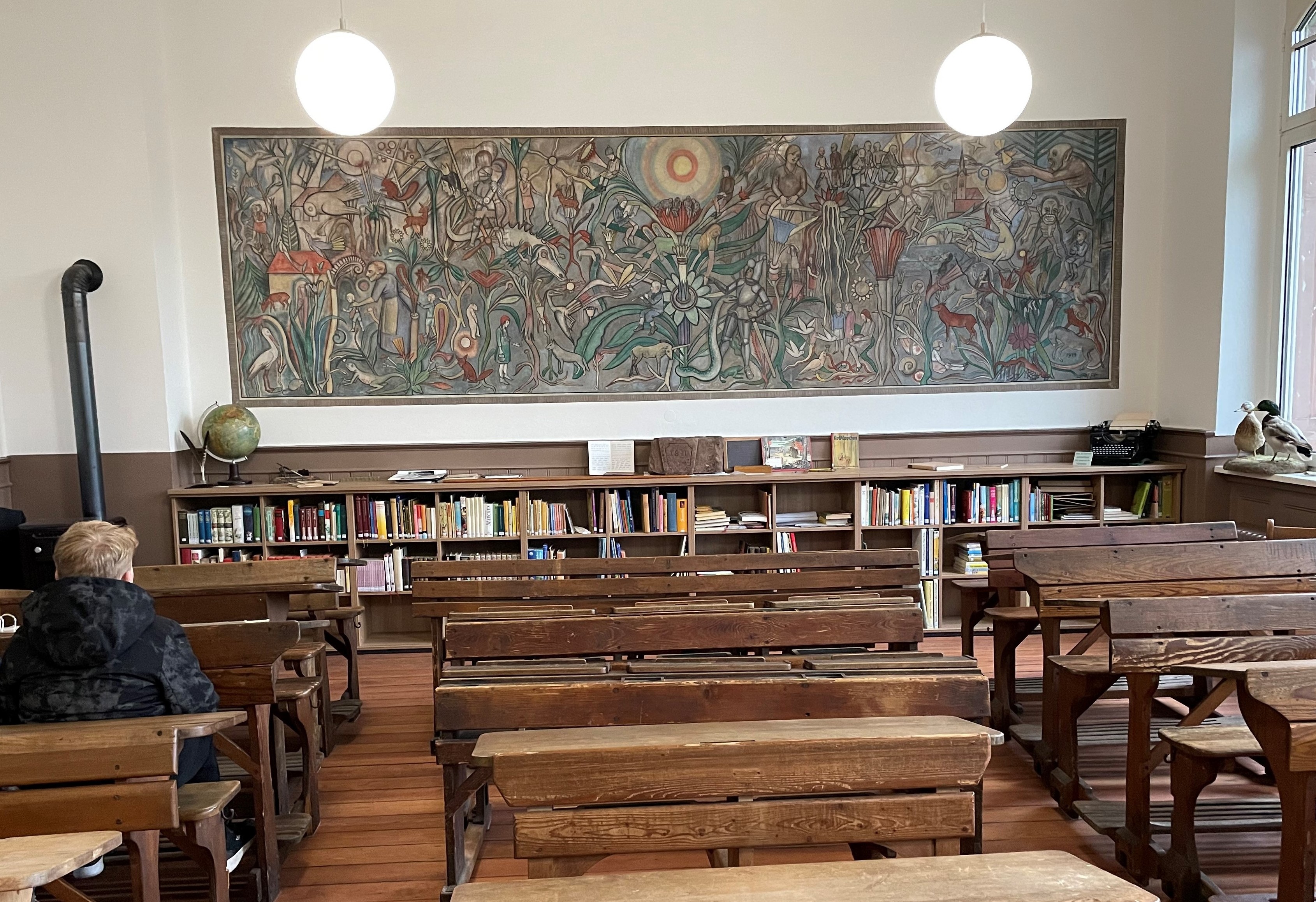 Historisches Klassenzimmer im Schulmuseum Palmbach mit Wandgemälde