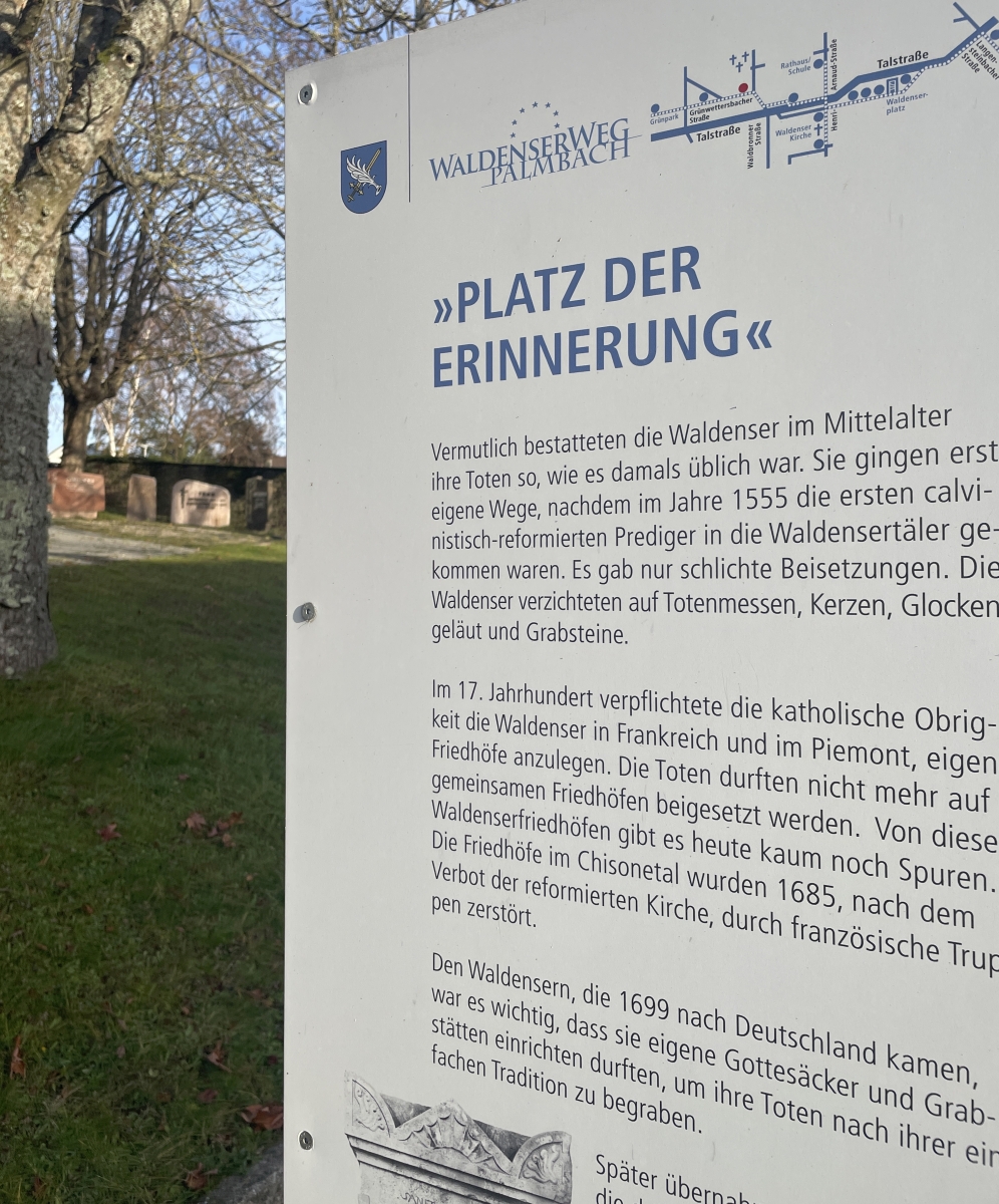 Waldenserweg Palmbach. Stele 10, "Platz der Erinnerung" am Friedhof
